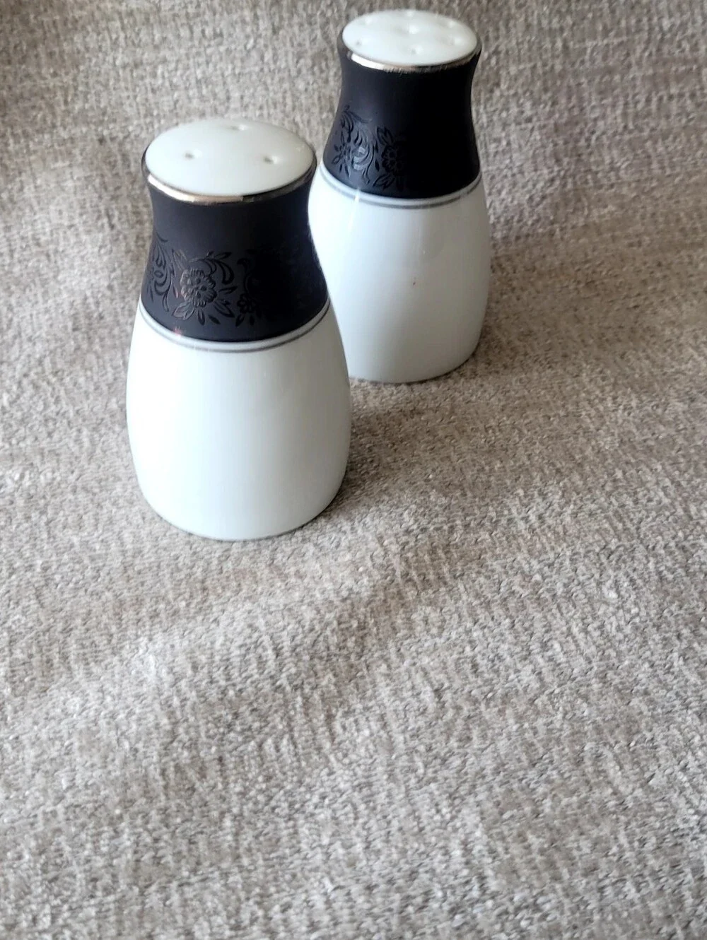Noritake Mirano 6878 Salt & Pepper Set - Excellent